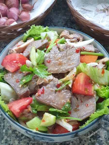ยำลิ้นหมู