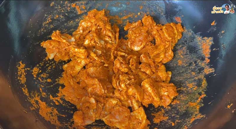 ใส่หมูลงไปผัด