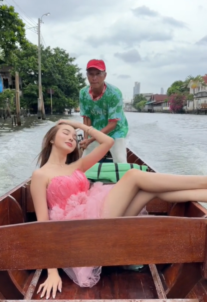 นั่งล่องเรือ