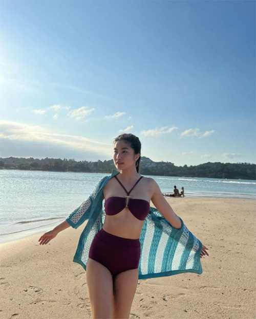 ก้อย อรัชพร กับ 15 ภาพชุดว่ายน้ำเซ็กซี่เบา ๆ สไตล์หมวยแซ่บ