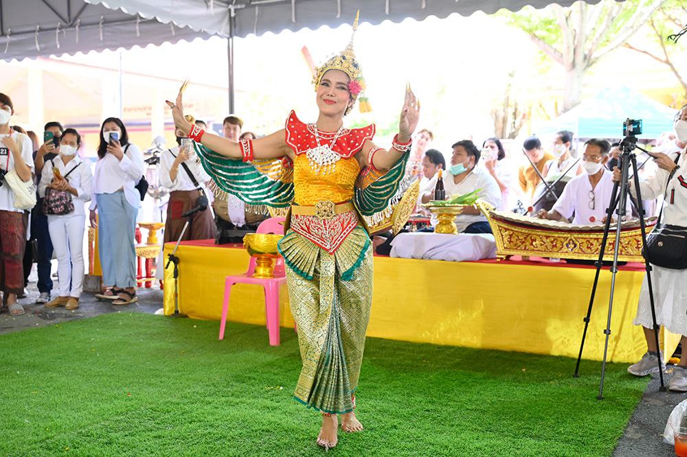 ฝน ธนสุนทร