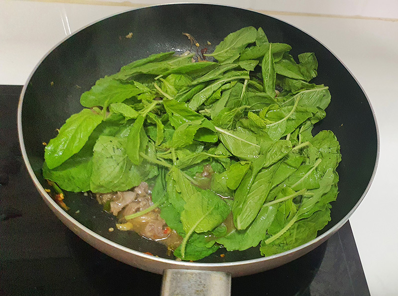 ผัดกะเพราเครื่องในไก่ ไม่ให้คาว วิธีทำมีอะไรบ้าง