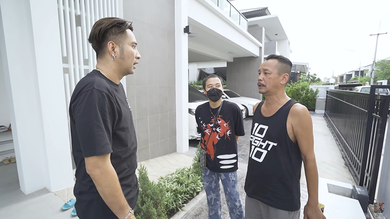 บอล เชิญยิ้ม