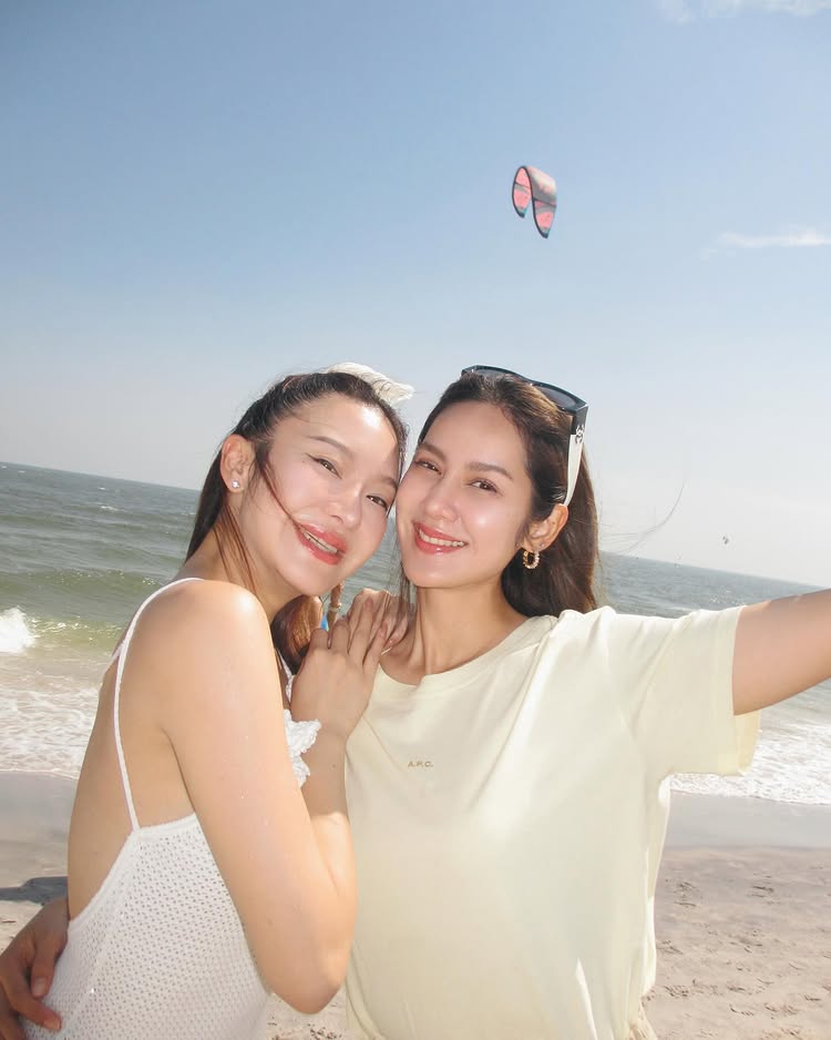 มะนาว ศรศิลป์ ควง มายด์ ณภศศิ แซ่บแพ็กคู่ในชุดว่ายน้ำ