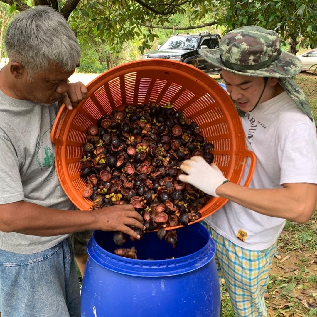 ชาคริต แย้มนาม