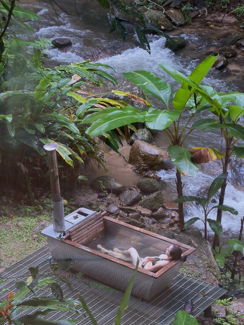 พลอย ชิดจันทร์