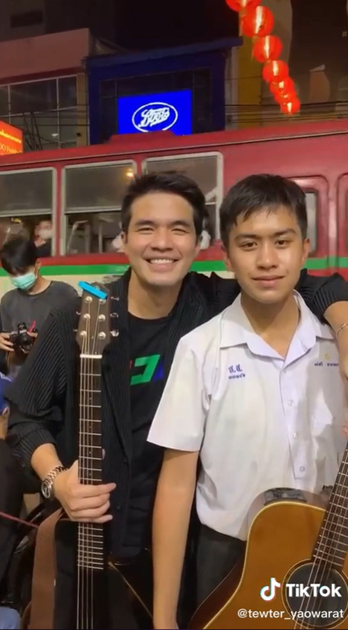 ว่าน ธนกฤต ร่วมแจมน้องนักเรียน 