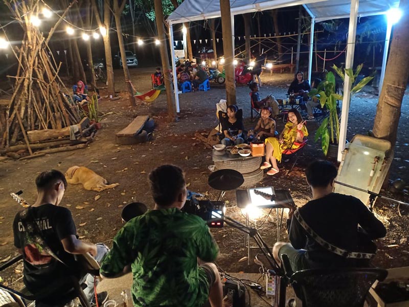 คาเฟ่ในสวนยาง