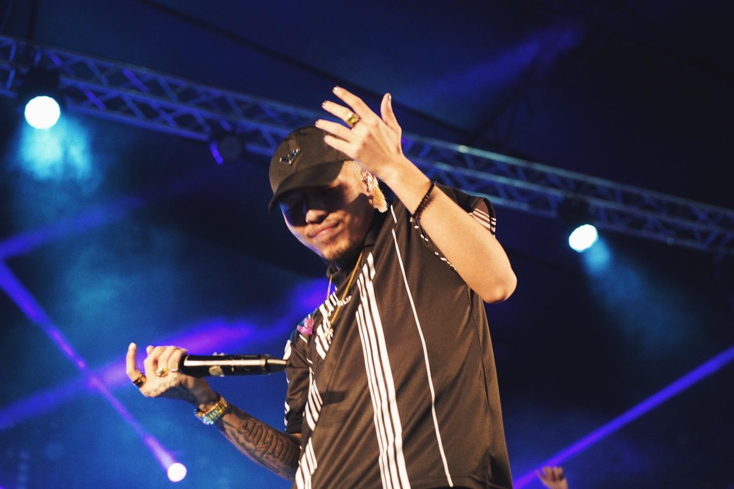 ยังโอม เซ็นหน้าอกเด็ก