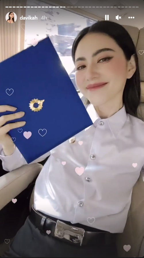 ใหม่ ดาวิกา เต๋อ ฉันทวิชช์ ดารารับปริญญา