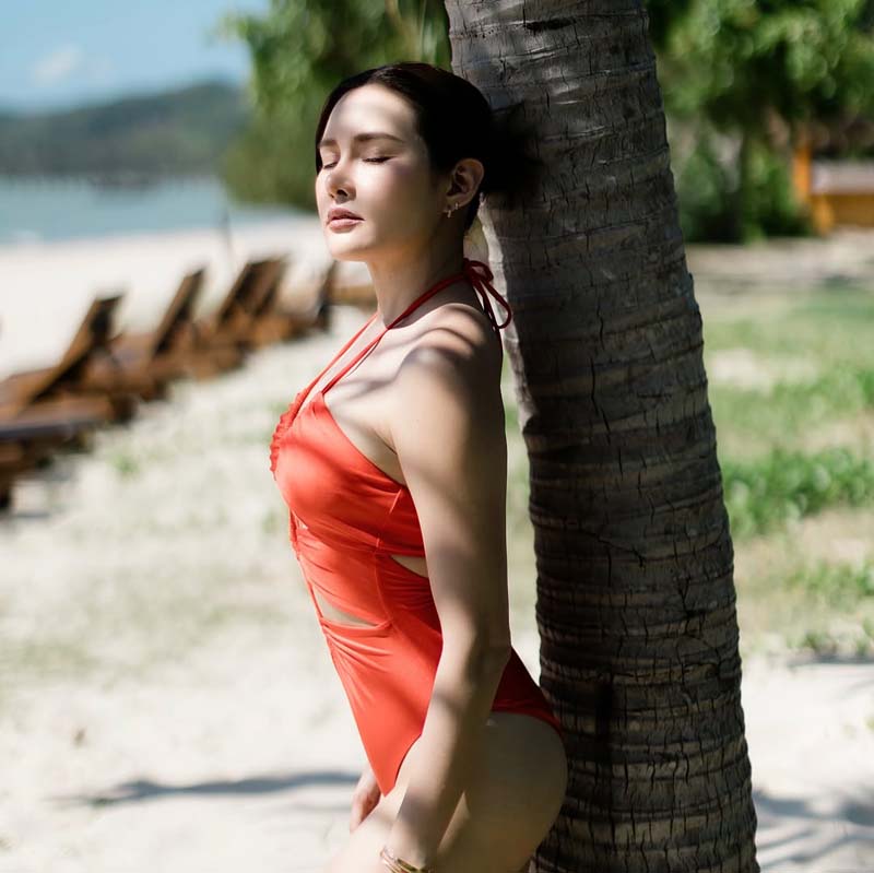 หญิง รฐา ใส่วันพีซแหวกเว้าทั้งตัว ปล่อยอารมณ์ชิล ๆ ริมชายหาด