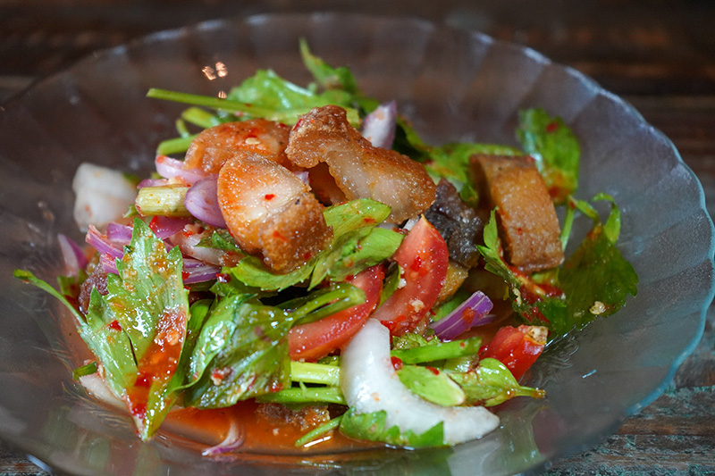 ยำหมูกรอบ