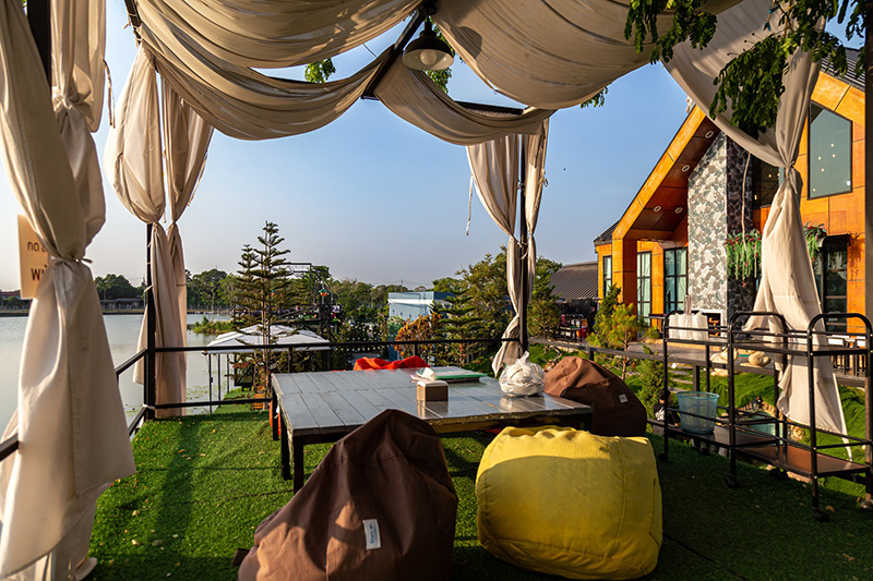 คาเฟ่ริมทะเลสาบ