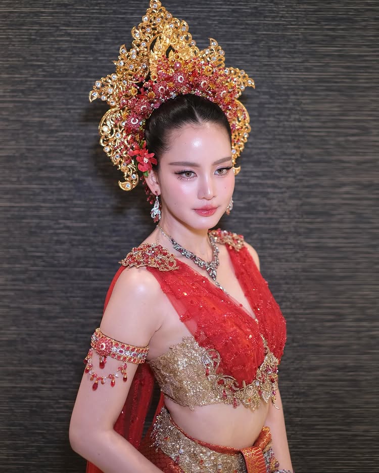 โบว์ เมลดา สวมชุดไทย ร่วมขบวนแห่นางสงกรานต์