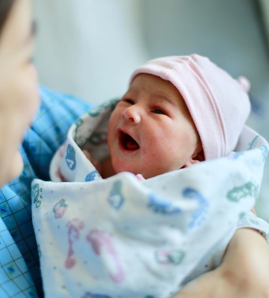  หญิง พลอยชมพู