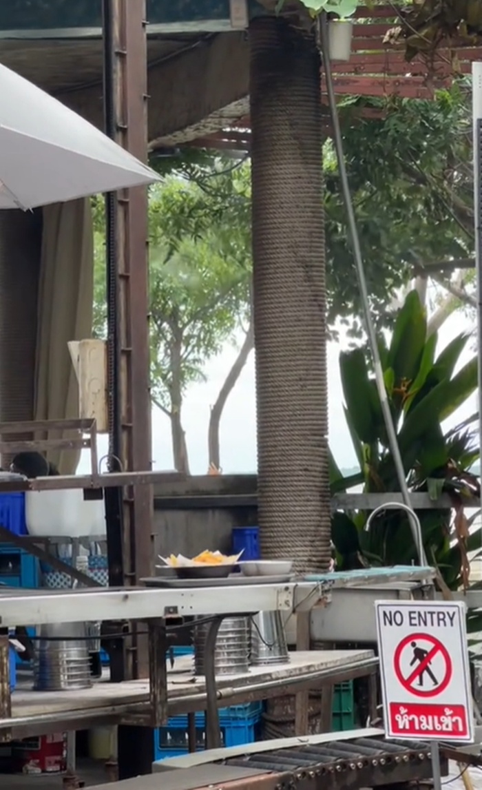 เสิร์ฟอาหาร