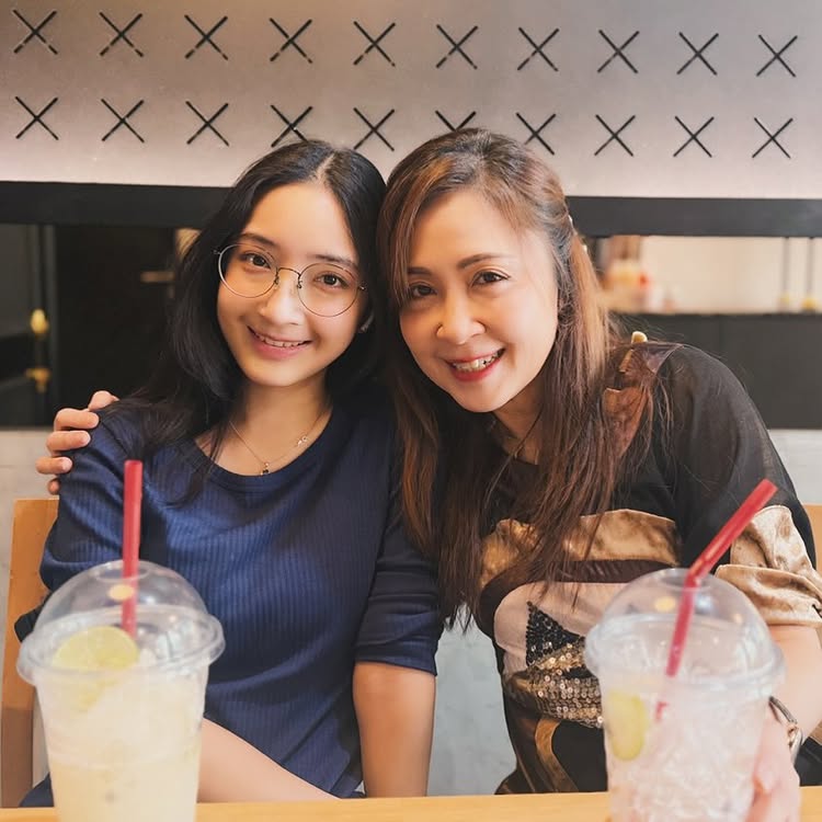 ย้อนชมภาพกวาง กมลชนก - น้องเนย ปัจจุบัน สวยได้แม่ พิมพ์เดียวกันเป๊ะ 