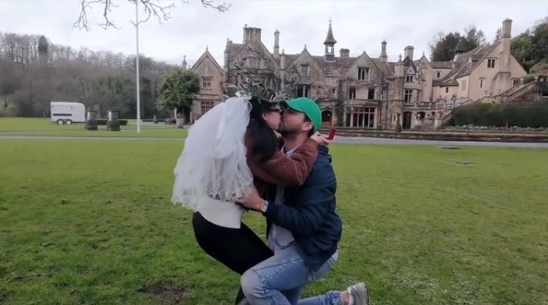 แอนดรูว์ กรเศก คุกเข่าขอแฟนสาวแต่งงาน