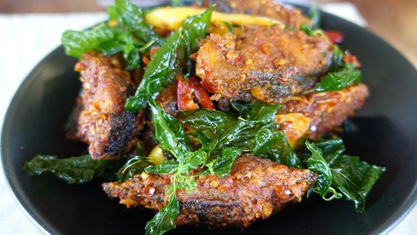 ผัดเผ็ดแกงปลาดุกกรอบ