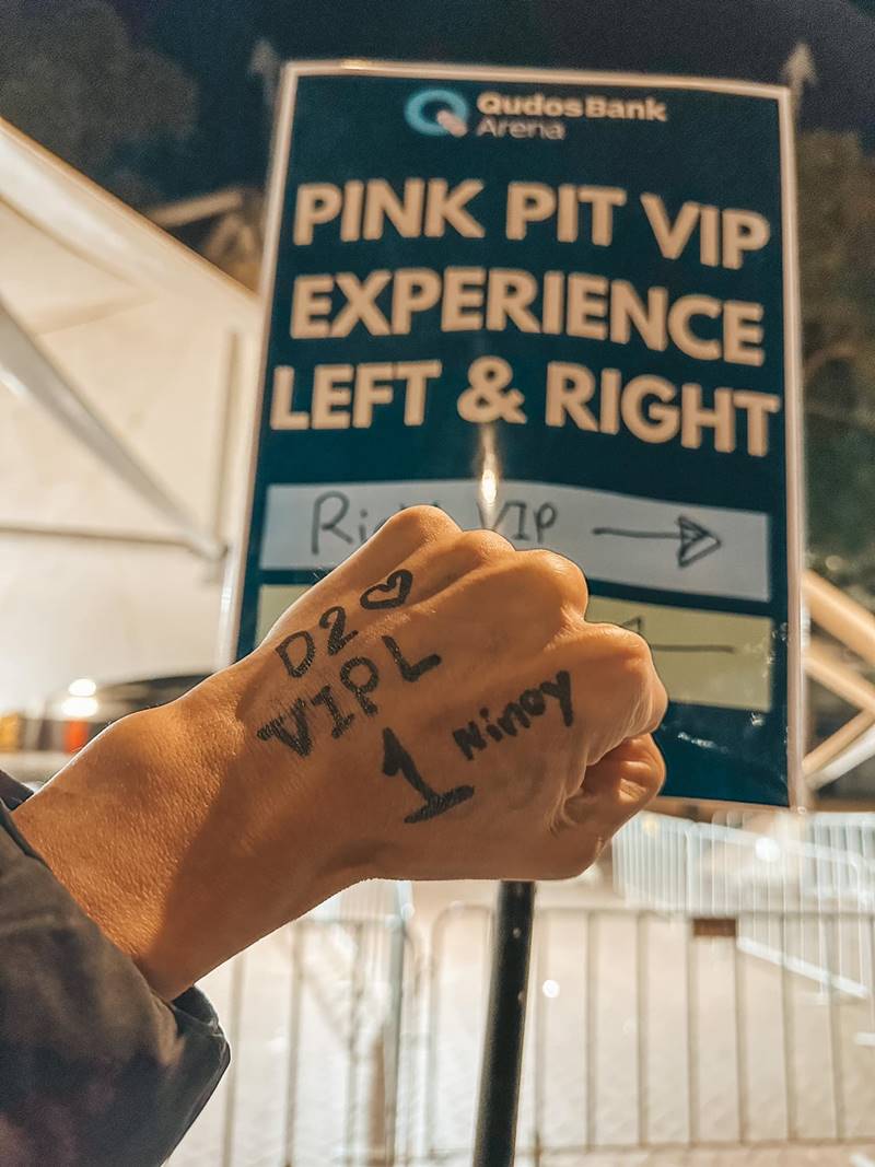 แฟนคลับมอบเหรียญวิ่งรอบโลกให้ ลิซ่า BLACKPINK 