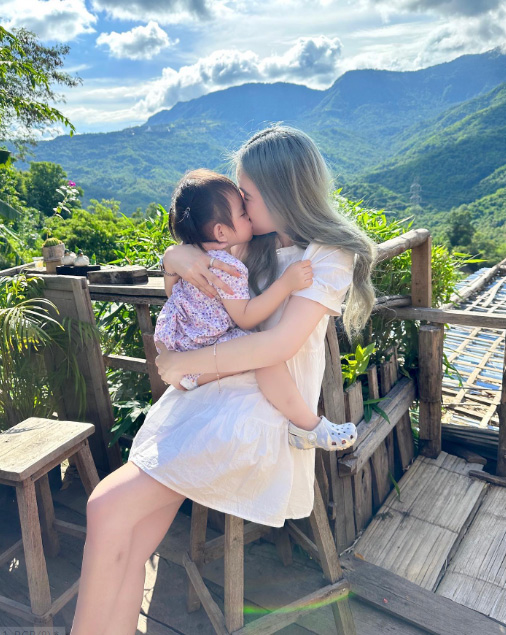 ขนม ศศิกานต์ อดีตภรรยา ครูเต้ย อภิวัฒน์ สาวสวยดีกรีดาวมหาวิทยาลัย ที่เพิ่งเปิดตัวรักใหม่