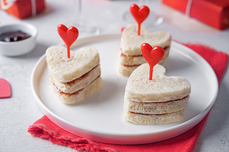 แซนด์วิชแยมรูปหัวใจ เมนูอาหารรูปหัวใจ ไอเดียอาหารวันวาเลนไทน์