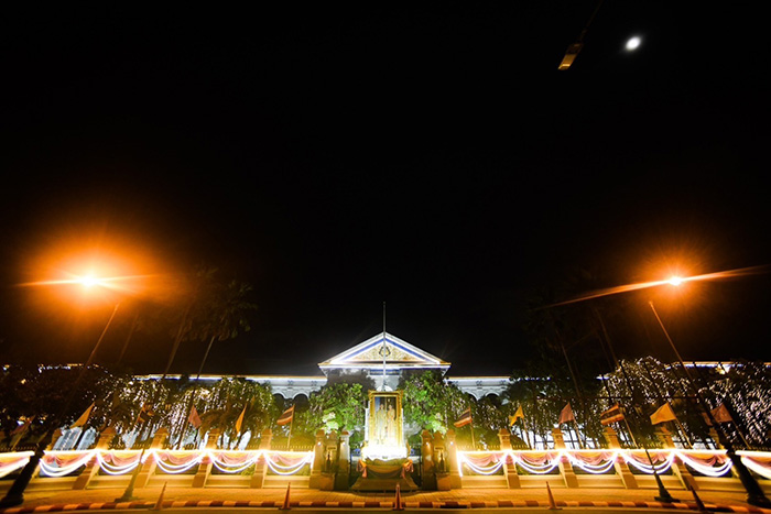 ไฟประดับเฉลิมพระเกียรติพระบาทสมเด็จพระเจ้าอยู่หัว