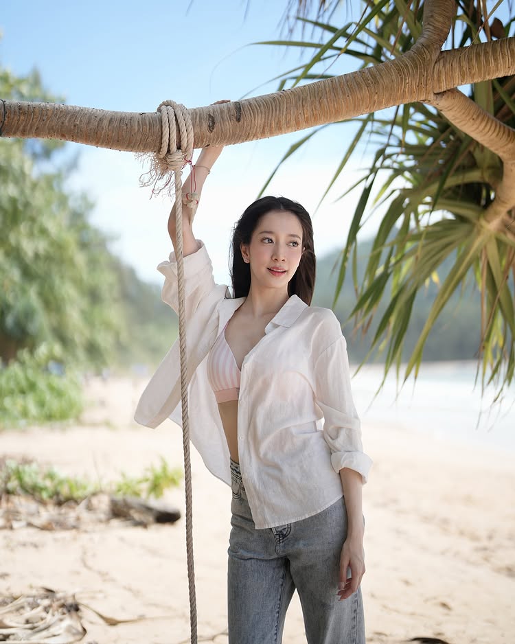 ชิงชิง คริษฐา แจกความสดใสริมทะเล สวมเสื้อเชิ้ตเห็นทูพีซด้านใน