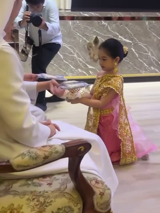 น้องวีจิ ลูกสาว หนุ่ม ศรราม แต่งชุดไทย สวยออร่า