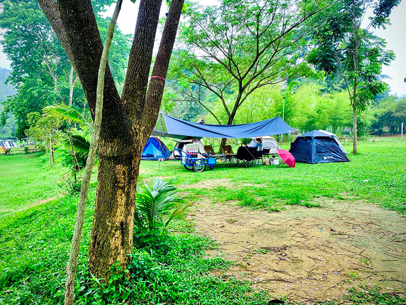 กางเต็นท์ริมธาร บ้านฐานหิรัญ ราชบุรี