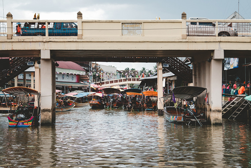 ตลาดน้ำอัมพวา บรรยากาศ
