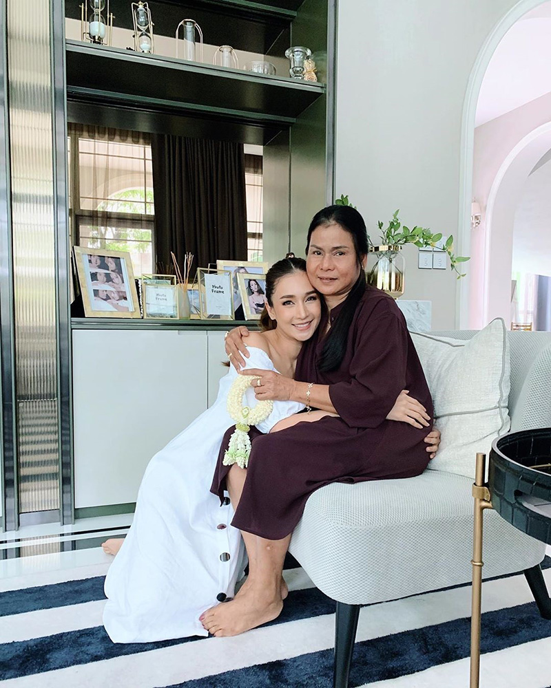 เนย โชติกา