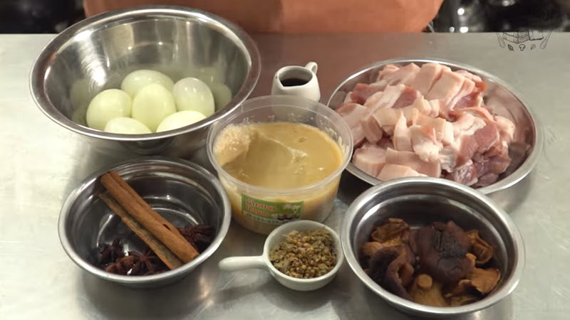 พะโล้หมูสามชั้น  