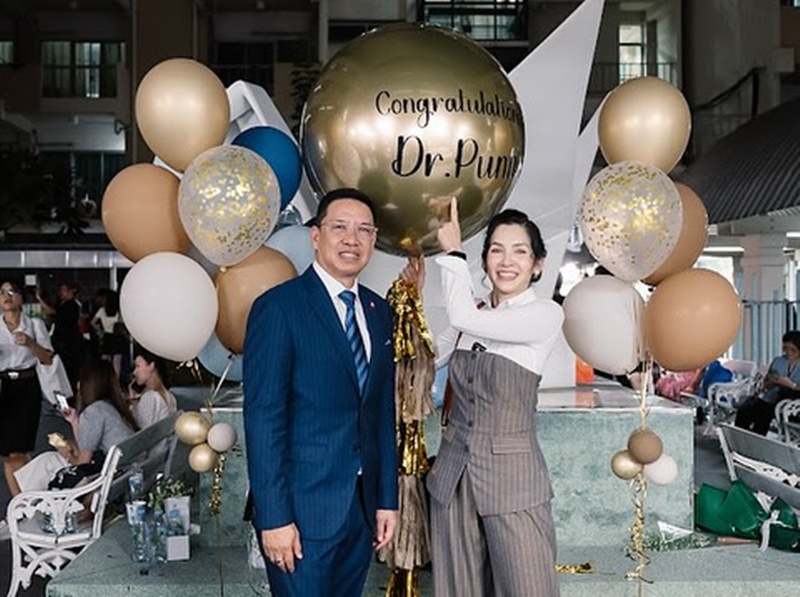 นุสบา ปุณณกันต์ ปลื้มหนัก ลูกชาย นพ.ปุณณ์ ซ้อมรับปริญญาหมอรามาฯ
