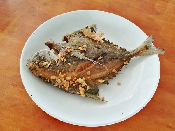 ปลาจาระเม็ดทอดกระเทียม