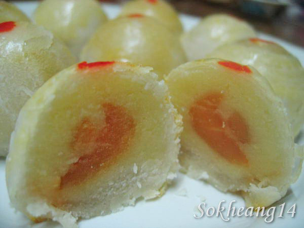 ขนมเปี๊ยะไส้ถั่วไข่เค็ม