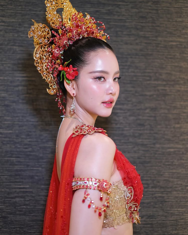 โบว์ เมลดา สวมชุดไทย ร่วมขบวนแห่นางสงกรานต์