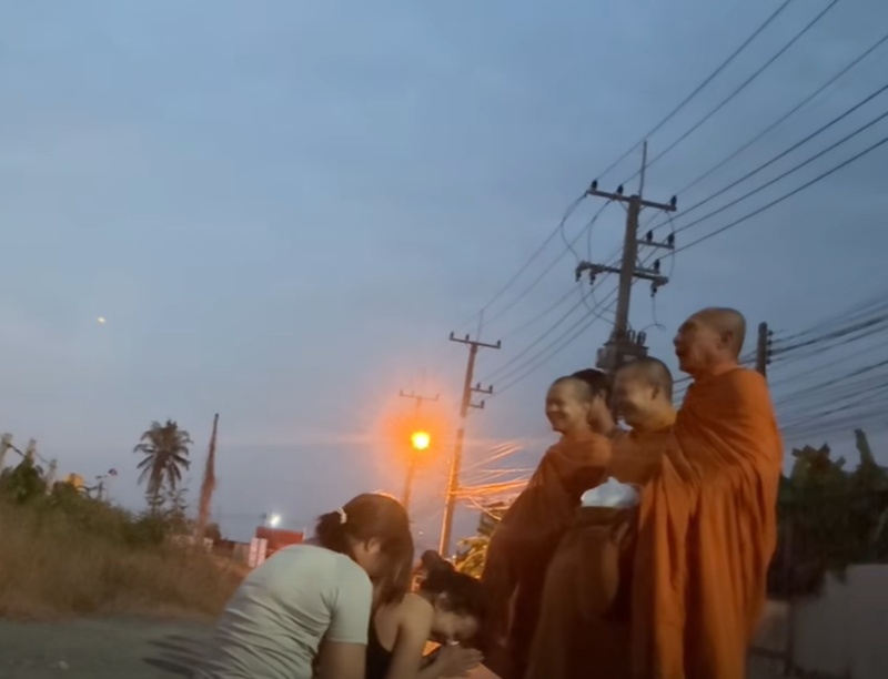 ใส่บาตร