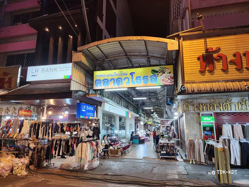 ตลาดโต้รุ่งช้างเผือก, ตลาดโต้รุ่งประตูเชียงใหม่, กาดหลวงกลางคืน