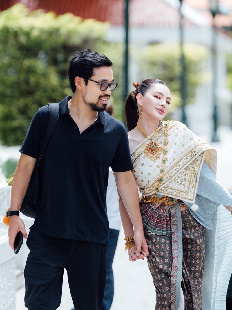 ดิว อริสรา สวมชุดไทย ควง วู้ดดี้ ล่ำซำ ทำบุญ เผยรูปคู่ครั้งแรก เหมาะสมกันสุด ๆ