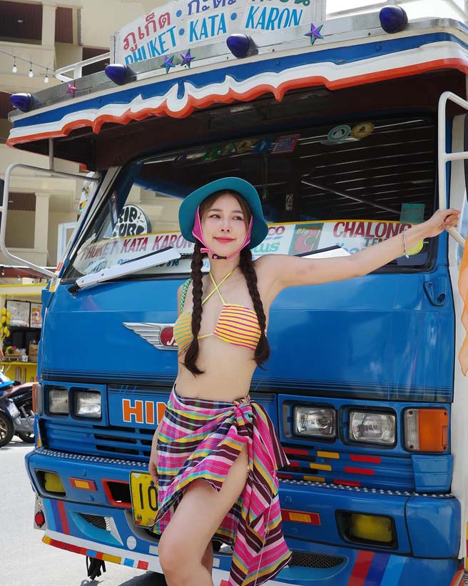 จันจิ จันจิรา โชว์แฟชั่นมิกซ์ แอนด์ แมตช์ ท่อนบนบิกินี่ ท่อนล่างผ้าขาวม้า