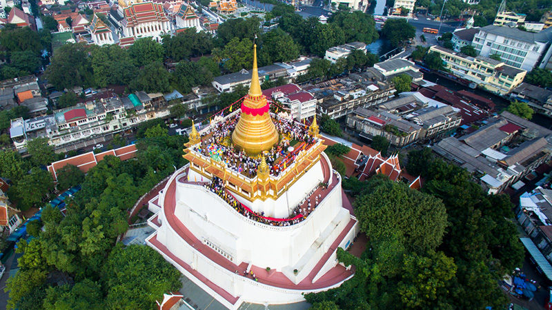 ภาพมุมสูงของวัดสระเกศราชวรมหาวิหาร ประเพณีห่มผ้าแดง ถวายองค์พระเจดีย์บรมบรรพต (ภูเขาทอง)