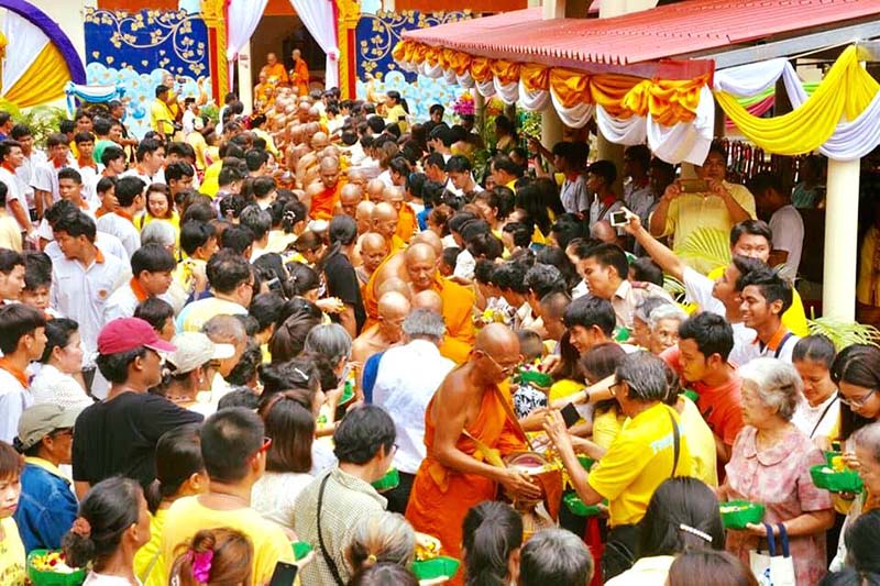 ผู้คนมากมายร่วมงานประเพณียายดอกไม้ ภาพปี 2562