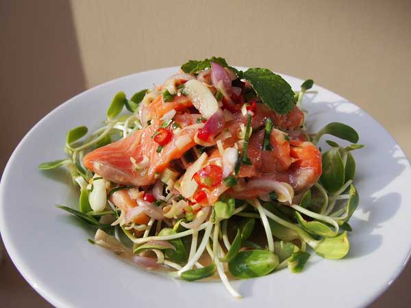 ยำแซลมอนต้นอ่อนทานตะวัน