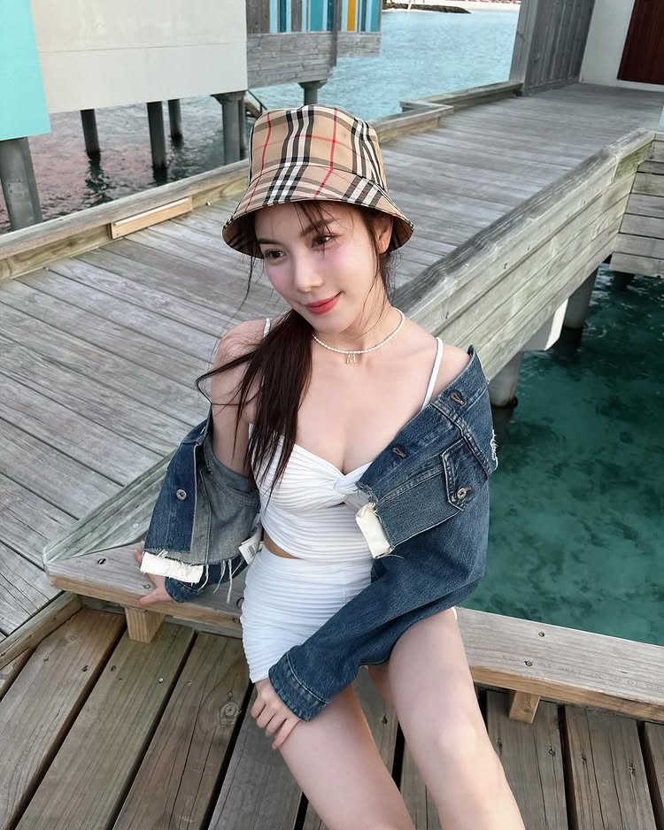 มุก วรนิษฐ์ ใส่บิกินี่สีชมพู แชะภาพอวดหุ่นเซ็กซี่ ทำทะเลมัลดีฟส์เดือด