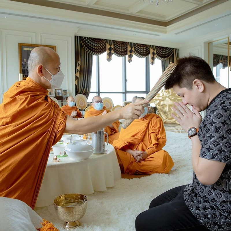  ไฮโซกี้ ทำบุญเพนท์เฮ้าส์หรู Versace 300 ล้าน