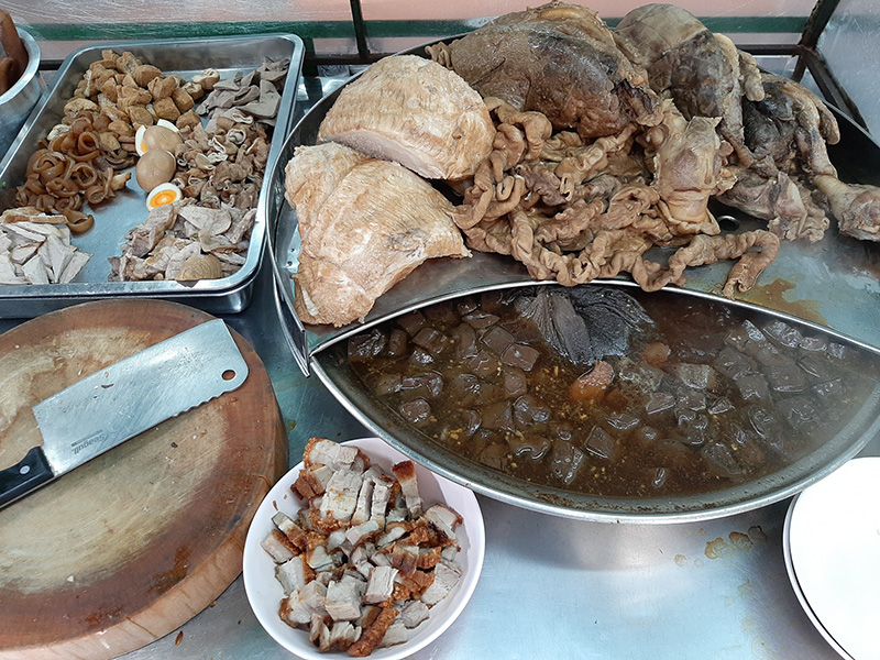 เครื่องต่าง ๆ ในก๋วยจั๊บ ร้านก๋วยจั๊บคุณแจ๋ว 