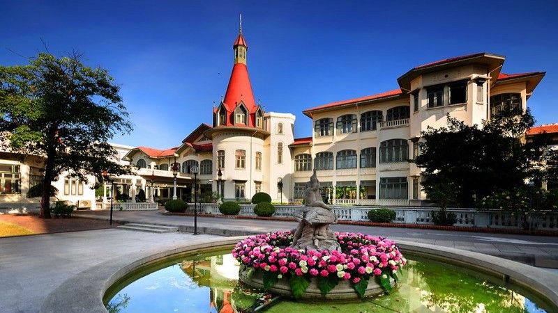 พระที่นั่งพิมานจักรี และพระที่นั่งไวกูณฐเทพยสถาน