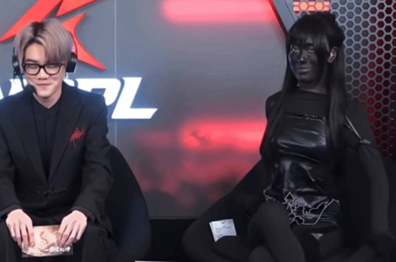 พิธีกรหญิงแต่งลุคสกินดำ