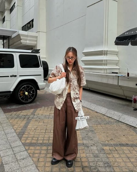 ใส่เสื้อฮาวายกับกางเกงสแลคขากว้าง